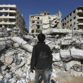 Un civil observa un lugar golpeado por un ataque israelí, en el barrio de Jaramana en Damasco, Siria. REUTERS / Omar Sanadiki