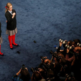Las niñas de San Ildefonso Lorena Stefan y Nicol Valenzuela muestran las bolas del número 79.140 que ha sido agraciado con el Gordo de Navidad. EFE/Juan Carlos Hidalgo