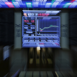 Panel informativo de la Bolsa de Madrid que muestra la evolución del principal indicador de la Bolsa española, el Ibex 35, tras las elecciones del 20-D. EFE/Zipi