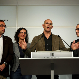 El cabeza de lista de Junts pel Si, Raül Romeva, acompañado de varios de sus compañeros de formación, durante la rueda de prensa que ha ofrecido en el Parlament, en la que ha explicado su última propuesta a la CUP. EFE/Toni Albir