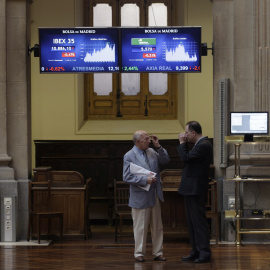 Dos inversores en el patio de la Bolsa de Madrid. REUTERS