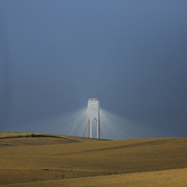 Una torre de la planta solar Solucar de Abengoa, en la localidad sevillana de Sanlucar la Mayor. REUTERS/Marcelo del Pozo