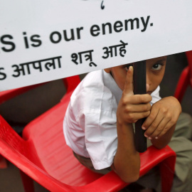 Un niño musulmán sujeta una pancarta en una manifestación en Bombay, India en contra del DAESH (ISIS en inglés), en noviembre de 2015./  REUTERS/Shailesh Andrade