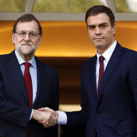 El presidente del Gobierno, Mariano Rajoy (i), y el líder del PSOE, Pedro Sánchez (d), se han saludado hoy, en el Palacio de La Moncloa, antes de iniciar su primera reunión tras las elecciones generales. /EFE