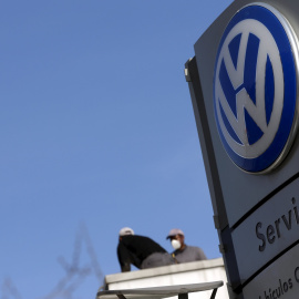 Logotipo de Volkswagen en un concesionario en Madrid, España. REUTERS