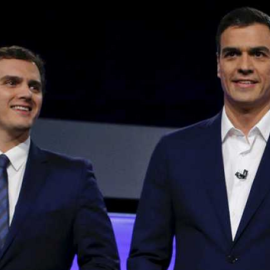 Pedro Sánchez junto a Albert Rivera en uno de los debates electorales que celebraron.