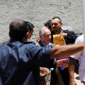 El exvicepresidente de la FIFA, el uruguayo Eugenio Figueredo (c), llega a la sede del juzgado de Crimen Organizado de Montevideo. /EFE