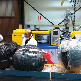 Expertos analizando las esferas. / Centro de Referencia Nacional de Formación Profesional de Cartagena/SEFCARM