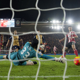 Shane Long marca el segundo tanto del Southampton en el partido de este sábado. Alan Walter, REUTERS