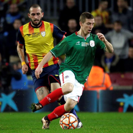 El jugador de la selección de Euskadi Iker Muniain (d) escapa de Aleix Vidal, de la selección catalana, durante el partido amistoso que disputan esta noche en el Camp Nou, en Barcelona. EFE/Alberto Estévez