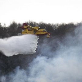 Uno de los hidroaviones que han estado participando en la extinción de uno de los incendios forestales en los montes próximos a la localidad cántabra de Aes. EFE/ Pedro Puente Hoyos