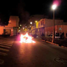 Una imagen de los disturbios tras la muerte de un guineano en Roquetas de Mar. EFE/Dueñas