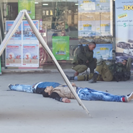 Cuerpos de dos palestinos abatidos por las fuerzas israelíes, que les acusan de haber apuñalado y herido a un soldado israelí, en Hewara, junto a Nablus. REUTERS/Zakaria Sedda