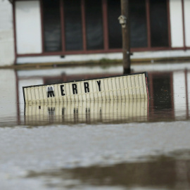 Una señal que felicita la Navidad cubierta de agua en la ciudad de Elba (Alabama), por las fuertes tormentas que han azotado el centro de EEUU. REUTERS/Marvin Gentry