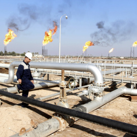 Un trabajador en un campo petrolífero cerca de la ciudad iraquí de Basora. REUTERS/Essam Al-Sudani
