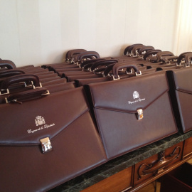 Carteras que serán entregadas a los nuevos diputados en las dependencias del Congreso. J.A.B.