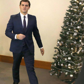 Rivera se dirige a la rueda de prensa que ha ofrecido al término de la reunión con el presidente del Gobierno en funciones, Mariano Rajoy. / EFE