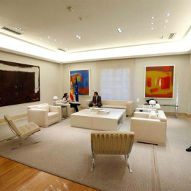 El presidente del Gobierno español en funciones, Mariano Rajoy, y el secretario general de Podemos, Pablo Iglesias, durante la reunión que han celebrado este 28 de diciembre en el Palacio de La Moncloa. / JUAN CARLOS HIDALGO (EFE)