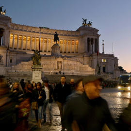 Ciudadanos caminan por la Piazza Venezia, en el centro de Roma porque lass autoridades locales decidieron prohibir la circulación de coches con matrículas que terminan en un número impar hoy y los que terminan con un número par mañana en un