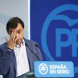 El vicesecretario de Organización del PP, Fernando Martínez Maillo, durante la rueda de prensa posterior a la reunión mantenida por el presidente del Gobierno en funciones, Mariano Rajoy, con los candidatos de Podemos, Pablo Iglesias, y Ciu