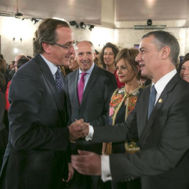 Alfonso Alonso saluda al lehendakari, Iñigo Urkullu, durante la tradicional recepción de Navidad a la que asiste una amplia representación de la sociedad vasca. EFE/David Aguilar