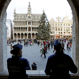 Policías belgas hacen guardia en la Grand Place de Bruselas tras la detención de dos sospechosos de planear un ataque en Bruselas en la víspera de Año Nuevo. REUTERS / Francois Lenoir