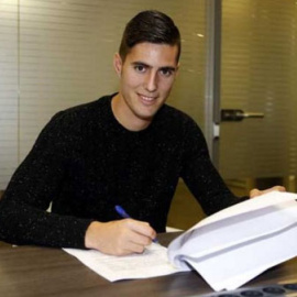 Momento de la firma del contrato de Sergi Guardiola con el Barcelona. FC BARCELONA.