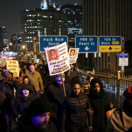 Varias personas encabezan una protesta en Brooklyn, después de la decisión del jurado de Cleveland. REUTERS/Eduardo Munoz