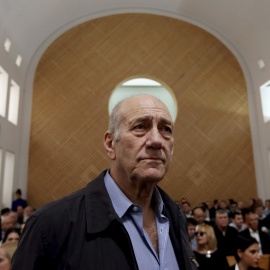 El ex primer ministro israelí Ehud Olmert espera la entrada de los jueces en una sala del Tribunal Supremo en Jerusalén (Israel). REUTERS/Gali Tibbon