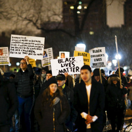 Pancartas con el lema "Las vidas negras importan" en las protestas pacíficas en Manhattan. REUTERS/Eduardo Munoz