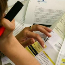 Imagen de varias facturas del gas. EFE