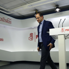 El secretario de Organización del PSOE, César Luena, tras la rueda de prensa que ha ofrecido en la sede de Ferraz. EFE/Mariscal