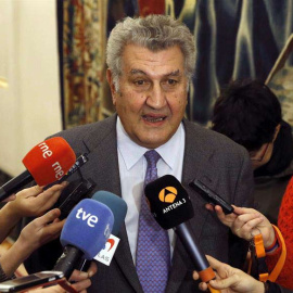 El presidente del Congreso, Jesús Posada, atiende a los periodistas. / J. J. GUILLÉN (EFE)
