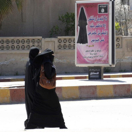 Dos mujeres caminan por las calles de Raqqa, considerada capital del Estado Islámico, en marzo de 2014.- REUTERS