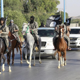 Militantes del Estado Islámico patrullan a caballo las calles de Raqqa, en Siria, considerada la capital del autoproclamado califato.- REUTERS