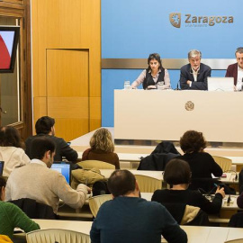 El alcalde de Zaragoza, Pedro Santisteve (ZeC), ha presentado este martes el proyecto de Presupuestos municipales flanqueado por la vicealcaldesa, Luisa Broto, y el concejal de Economía, Fernando Rivarés.