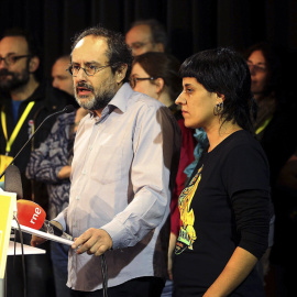 El presidente de la CUP en el Parlament, Antonio Baños, y su portavoz parlamentaria, Anna Gabriel, durante la comparecencia realizada tras la Asamblea Nacional de la formación celebrada el fin de semana en Sabadell (Barcelona). EFE/Str
