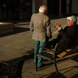 Dos pensionistas conversan en la calle, en Ronda (Málaga). REUTERS/ Jon Nazca