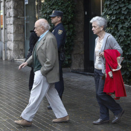 Jordi Pujol y Marta Ferrusola salen de casa tras un registro policial, en una imagen de archivo. EFE