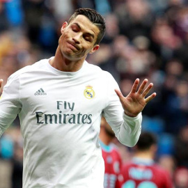 El delantero portugués del Real Madrid Cristiano Ronaldo celebra el gol marcado de penalti ante la Real Sociedad, durante el partido de la decimoséptima jornada de liga de Primera División disputado esta tarde en el estadio Santiago Bernabé