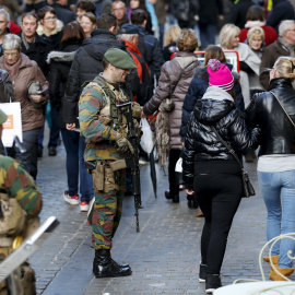 Soldados belgas patrullan en Bruselas. REUTERS/Francois Lenoir