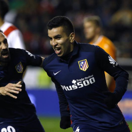 El delantero argentino del Atlético de Madrid Ángel Correa celebra con su compañero Juanfran Torres (i) el gol marcado ante el Rayo Vallecano, durante el partido correspondiente a la decimoséptima jornada de liga de Primera División, disput
