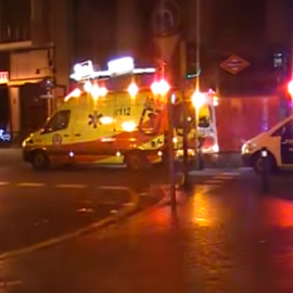 Imagen de los servicios de urgencias del Ayuntamiento de Madrid, en el lugar donde esta Nochevieja un hombre ha resultado herido grave tras caer del techo de un taxi en marcha al que se había encaramado.