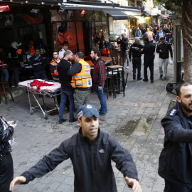 Agentes de policía israelíes permanecen en el lugar donde se ha producido un tiroteo en Tel Aviv, en el que dos personas resultaron muertas y otras siete heridas. EFE/TOMER APPELBAUM