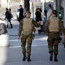 Soldados belgas patrullan por el centro de Bruselas, dentro del operativo puerto en marcha contra las amenazas de terrorismo yihadista. REUTERS/Francois Lenoir