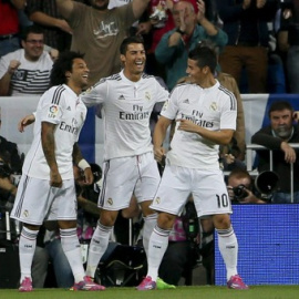James celebra un gol junto a sus compañeros. EFE