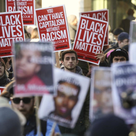 Las personas de raza negra tienen nueve veces más probabilidades de ser abatidos que otros estadounidenses.- REUTERS