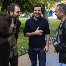 El portavoz de Unidad Popular-IU, Alberto Garzón, con varios dirigentes de la organización en Andalucía. EFE/Carlos Díaz