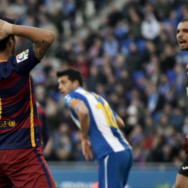 Luis Suárez se lamenta durante el partido. REUTERS