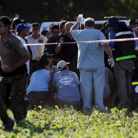 Labores de asistencia a los heridos en el accidente en el Dakar. REUTERS/Marcos Brindicci